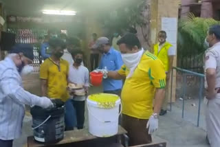 Police distributed food to laborers in Tilak Nagar Shelter Home during lockdown