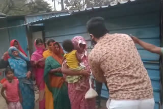 Umeed NGO is distributing dry rations to every laborer living in the Town Hall of Delhi