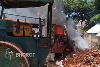 தஞ்சை மாவட்டம் பட்டுக்கோட்டை நகராட்சி அலுவலகத்தில் நகராட்சி வாகனம் திடீரென தீப்பற்றி எரிந்தது