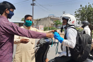 jan kalyan seva samiti is distributing masks to the disabled in ghaziabad