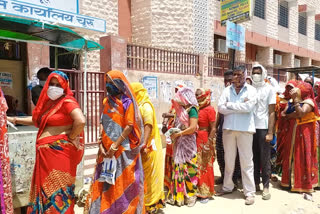 Long queues seen outside banks, बैंकों के बाहर दिखी लंबी कतारें