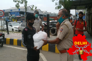 Patpadganj SHO Arun Kumar Choudhary distribute food item to the needy people