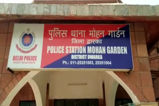 liqour seller arrest in mohan garden, 74 bottles of liquor recovered