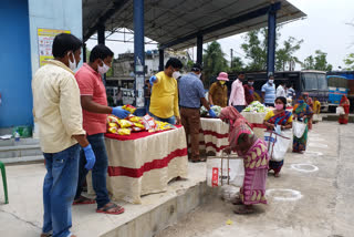 buniadpur youth society and distribution assosiation gave food   stuff to needy people in bangshihari, south dinajpur