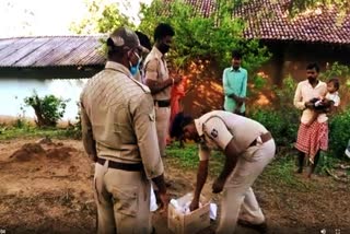 police distribute food