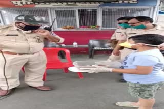 Child celebrates birthday with policemen