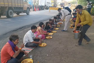 Police and villagers started bhojanshala for labours in indore