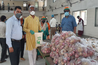 Councilor Sandeep Kapoor distributed ration among 100 needy in Krishna Nagar