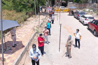 amar colony social distancing in liquor shops delhi