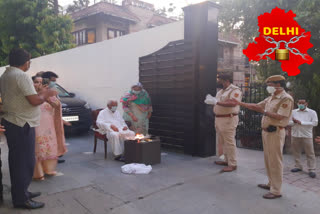 delhi police celebrated birthday of senior citizen in CR Park lockdown