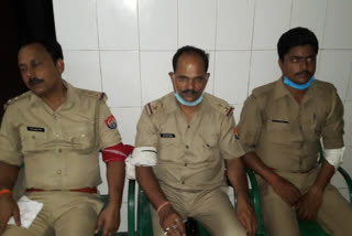 वाहन चेकिंग के दौरान पुलिसकर्मियों पर हमला