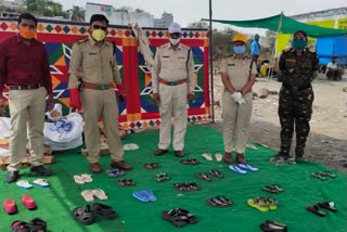 Rau Police of Indore is helping migrant laborers with food and footwears in indore