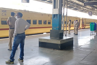 Food and water distributed to passengers in 24 labor special trains passing through Itarsi