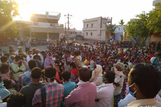karnataka immigrants protest in guntur district to send them for hometown