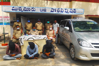 liquer thiefs cought at kadapa polices