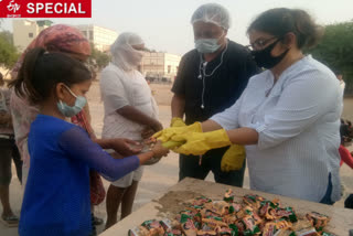 Little India Foundation distributing food to five thousand people every day in delhi