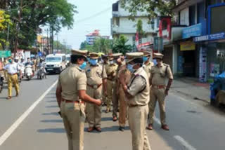 തിരുവനന്തപുരത്ത് മാൾ തുറന്നു  അട്ടക്കുളങ്ങര വസ്ത്ര വ്യാപാരശാല  പൊലീസ് റെയ്‌ഡ്  police raid  shopping mall opened attakulangara  attakulangara shopping mall