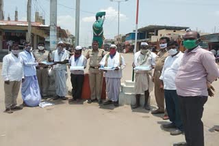 constable tukaram helped to sanitation workers of kingti narayankhed  sangareddy