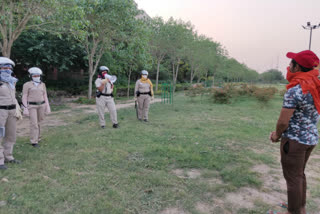 Delhi dwarka police patroling in dwarka park during lockdown