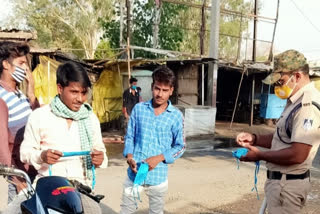 Constables appealed to people to stay at home by distributing masks in vidisha