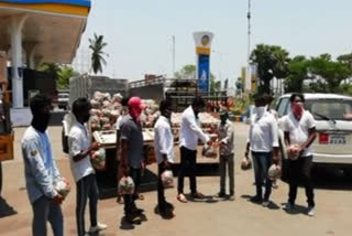 janasena leader sivadatt distribute vegetables at paayakaraopet in vizag district