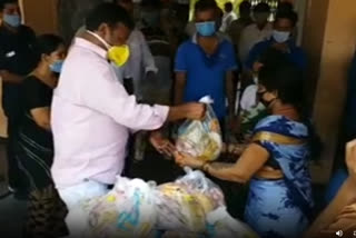 villagers distributed 30  Quintal rice to migrants