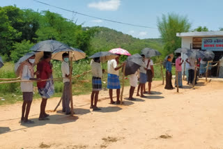 croud at wine shops in chittoor dst thamilandu boarder shops