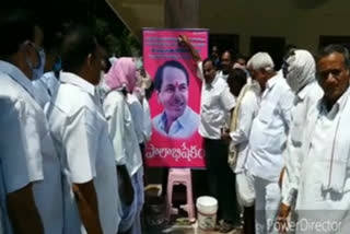 Nalgonda district Miryalaguda farmers Palabhishekam to KCR image