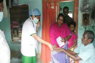 woman doctor goes home doorstep and rendering medical services