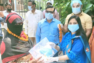 Mayor Anju Kamalakant distributed health kit to women employees in Vishwas Nagar ward