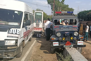 पुलिस की गाड़ी असंतुलित होकर पुलिया से टकराई.