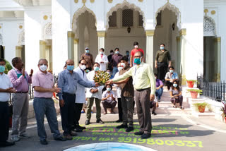 क्वारंटाइन की अवधि पूरी कर लौटे वेंटिलेटर यूनिट के स्वास्थ्य कर्मी.