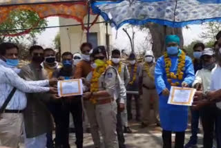 Adarsh ​​Press Club honored the Corona Warriors posted at the check post in chatarpur