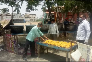 RADHE RADHE MITRA MANDAL DISTRIBUTING FOOD TO POOR IN BAWANA INDUSTRIAL AREA DURING LOCKDOWN