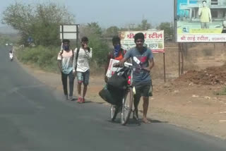 परप्रांतीय कामगारांचा निश्चय