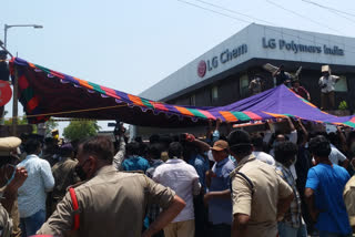 Visakhapatnam Gas Leak: Protest at gate with the dead bodies