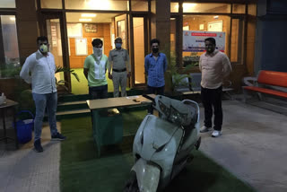 Vikaspuri police arrested two snatchers during patrolling