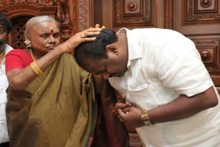 former-cm-kumaraswamy-greeting-to-world-mothers-day