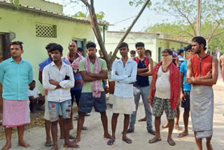 Migrant laborers protest against repatriation in gadivemula kurnool district