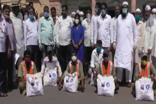 Abbasa Mulla distributed groceries to civilian workers and poor families