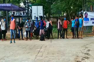 Laborers on foot from hyderabad for hometown