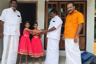 relief fund  The twin sisters  donated money  സൈക്കിള്‍  ദുരിതാശ്വാസ നിധി  ഇരട്ട സഹോദരികൾ