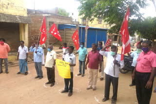 The CITU protested with a social distance in Rameshwaram