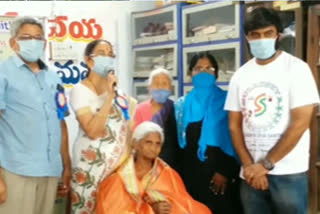 Sulakshya seva samiti held Mother's Day Celebrations at Sahrudya Old age home in  Warangal