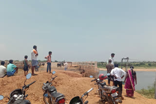 People crossing the Haravi-Haranagiri Bridge