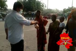 Common citizens distributing food to needy people in Sultanpuri delhi lockdown