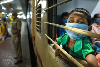 Shramik trains migrant workers Pregnant women Delivered babies in train Uttar Pradesh ലക്‌നൗ ശ്രാമിക് എക്സ്പ്രസ് രണ്ട് അതിഥി തൊഴിലാളികൾ പ്രസവിച്ചു ആഗ്ര ഡിവിഷണൽ കൊമേഴ്‌സ്യൽ മാനേജർ എസ്.കെ ശ്രീവാസ്തവ് മൊറാദാബാദ് സീനിയർ ഡിവിഷണൽ കൊമേഴ്‌സ്യൽ മാനേജർ രേഖ ശർമ്മ