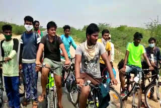 Migrant labours return their states through bicycle