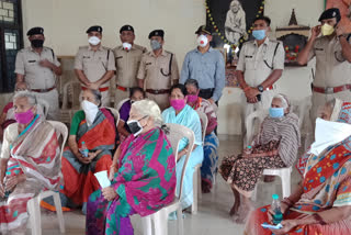 Police celebrates Mother's Day at old age home in durg