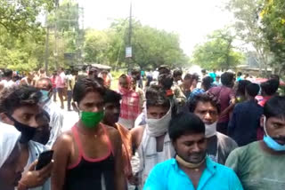 labourers protested on road for returning home in dhanbad
